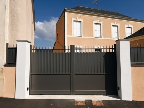 portail coulissant aluminium aspect battant avec moteur coulissant Deimos ultra BT 400 BFT installé par Pelluau à Château-Gontier