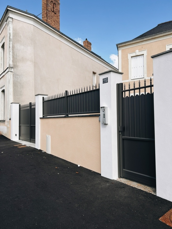 ensemble portail avec portillon et clôture aluminium gamme fer forgé avec moteur coulissant BFT posé par Pelluau dans le département 53