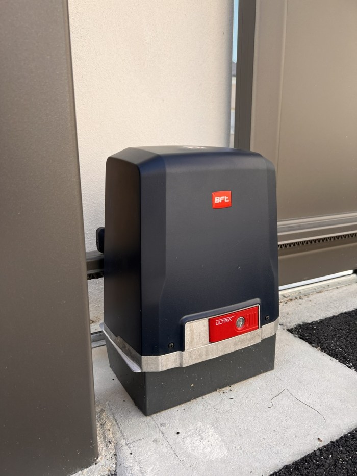 Moteur de portail coulissant Deimos ultra BT400 gamme pro de la marque BFT installé par Pelluau en Mayenne